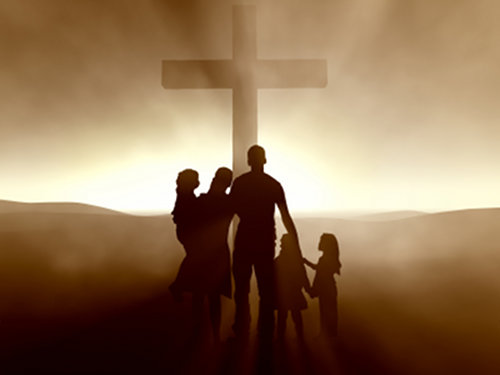 Família perto da cruz